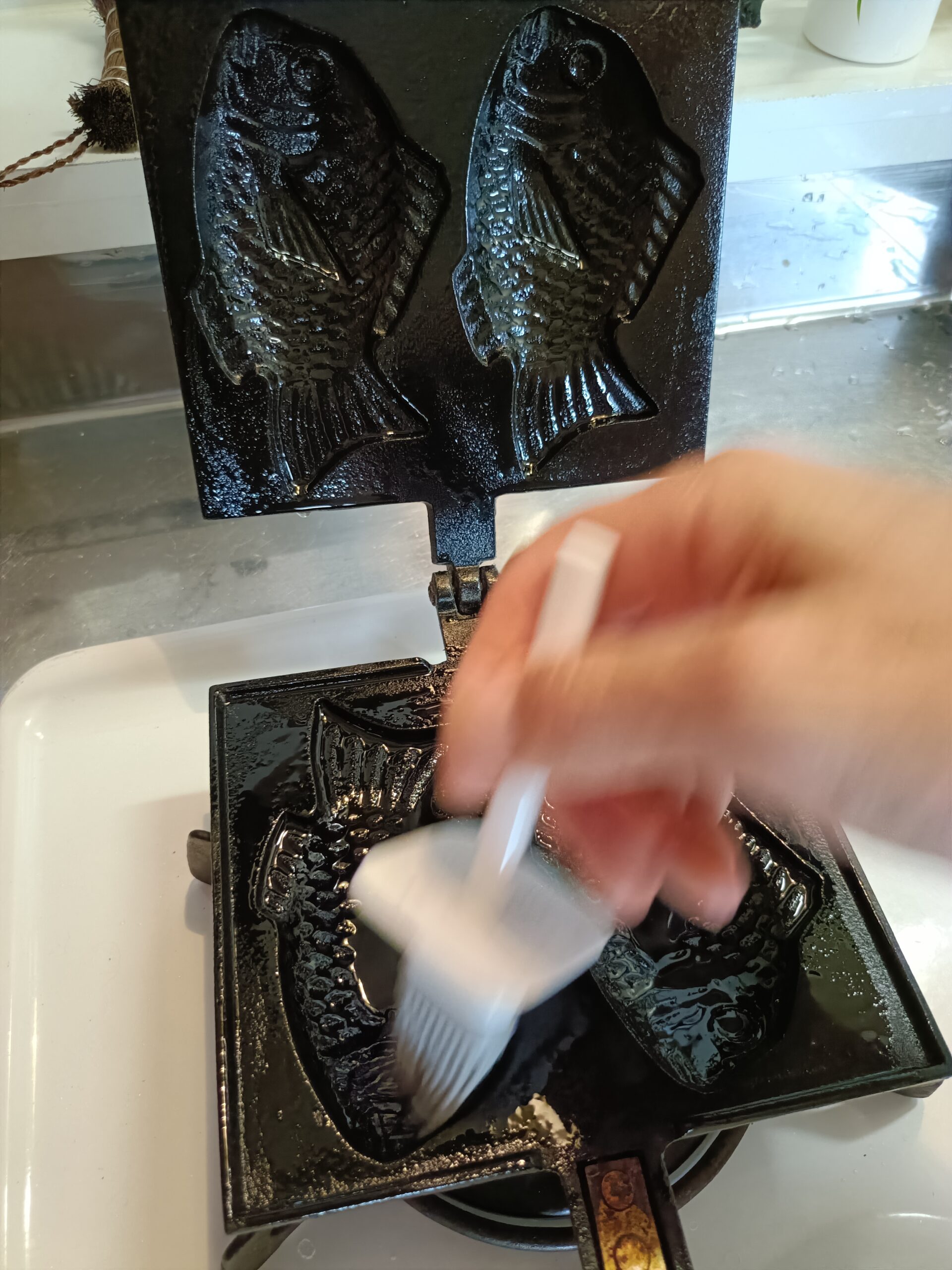 ハケを使い、お魚のウロコの溝やヒレの隅々まで、油（適量）をたっぷりと馴染ませていく様子